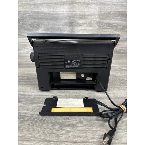 Realistic Radio Shack 12-625A FM AM Portable AC DC Radio TESTED Retro Vintage - Picture 4 of 7